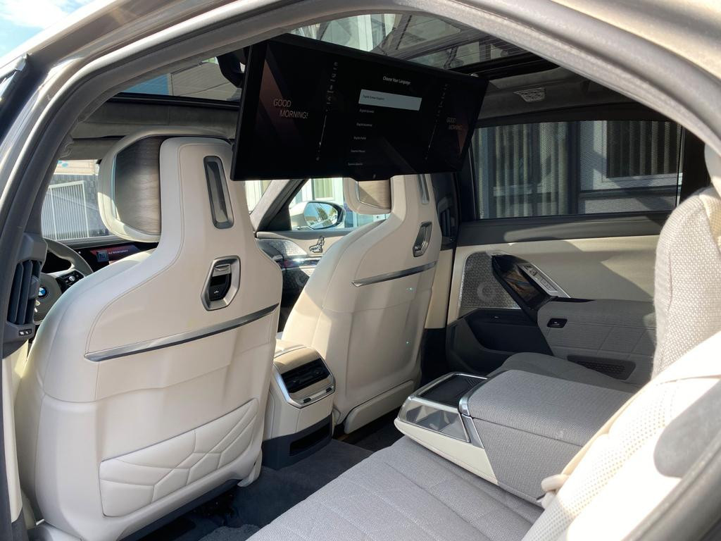 BMW i7