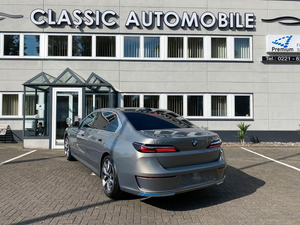 BMW i7