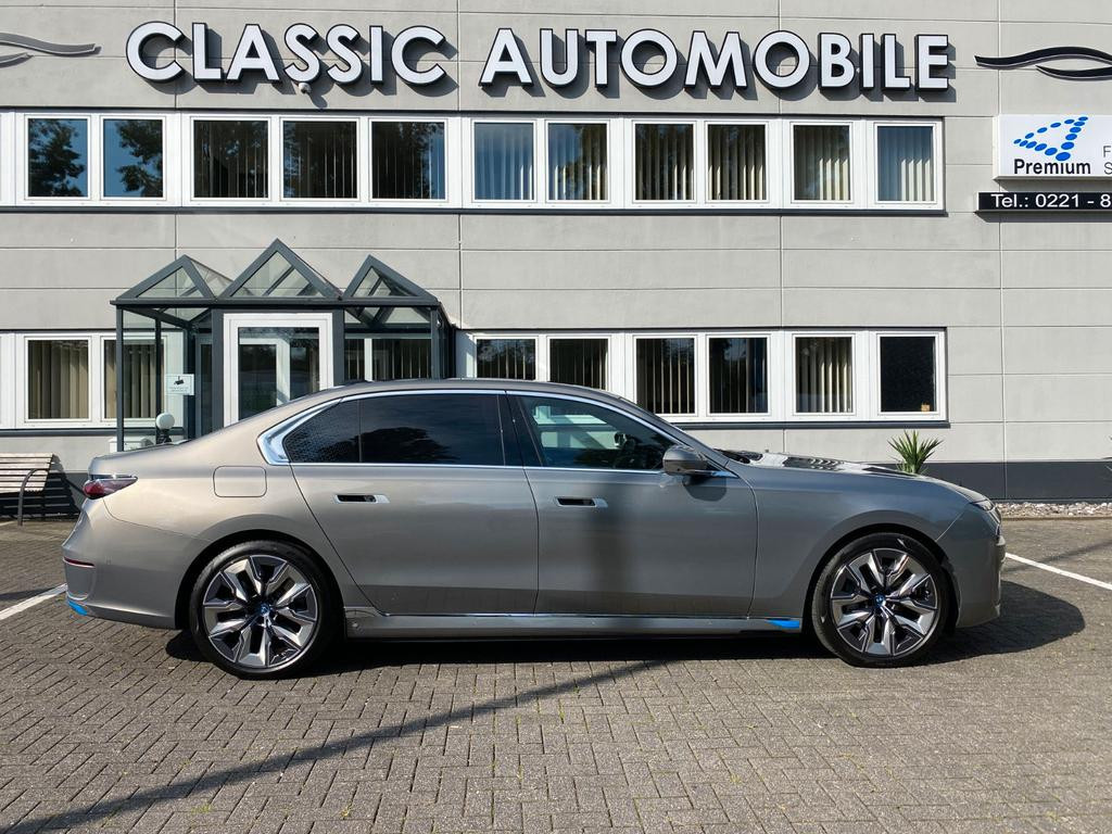 BMW i7