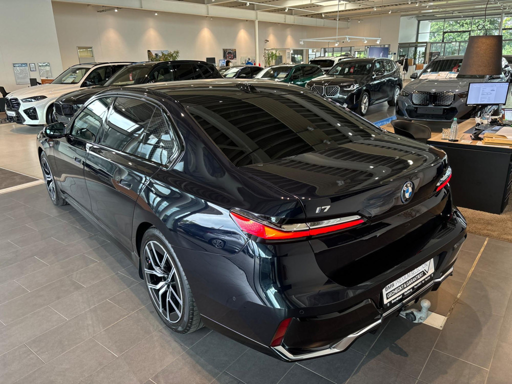 BMW i7