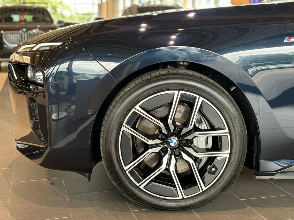 BMW i7