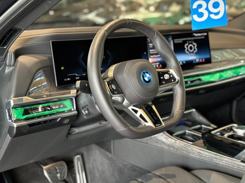 BMW i7