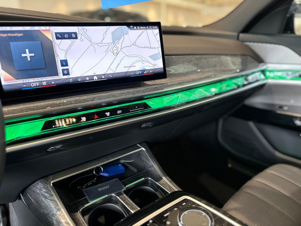 BMW i7