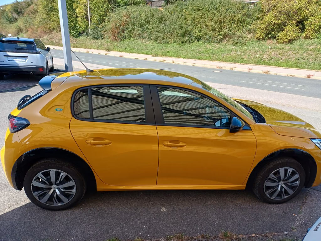 Peugeot e-208