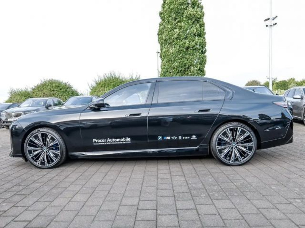 BMW i7