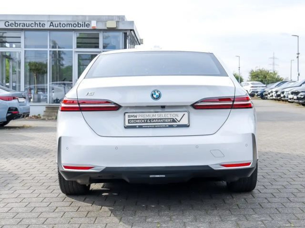 BMW i5