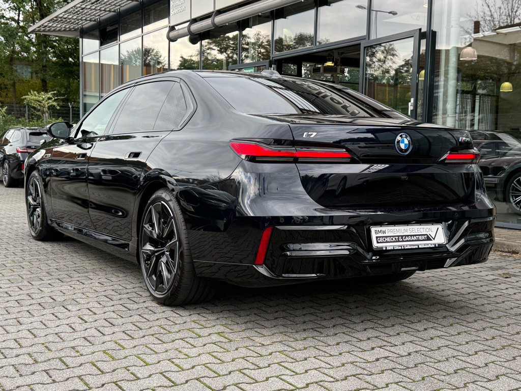 BMW i7