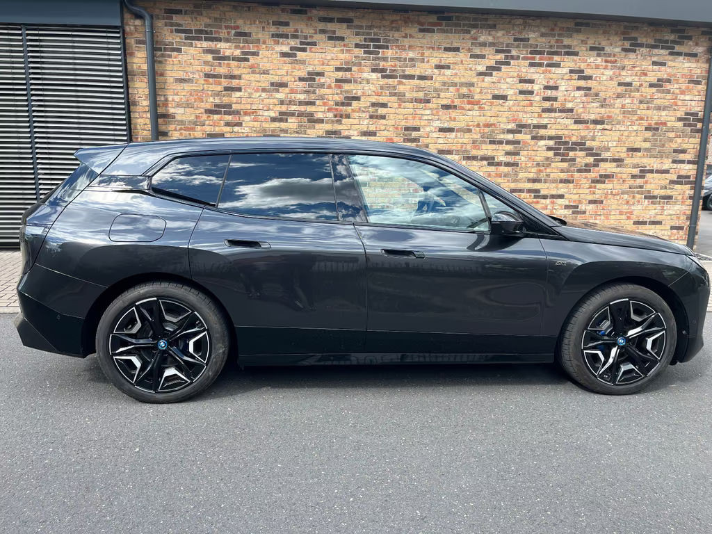 BMW iX