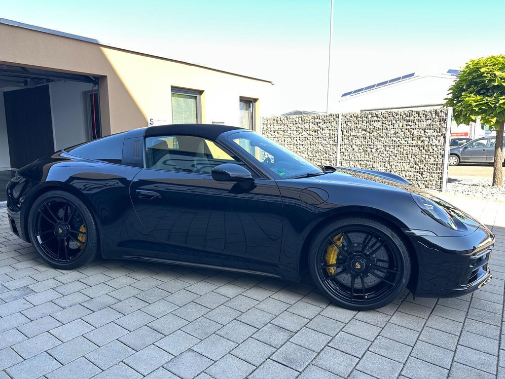 Porsche 911 GTS 992 Cabriolet Targa