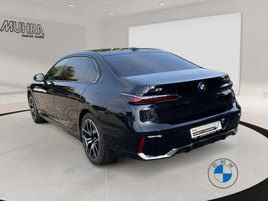 BMW i7