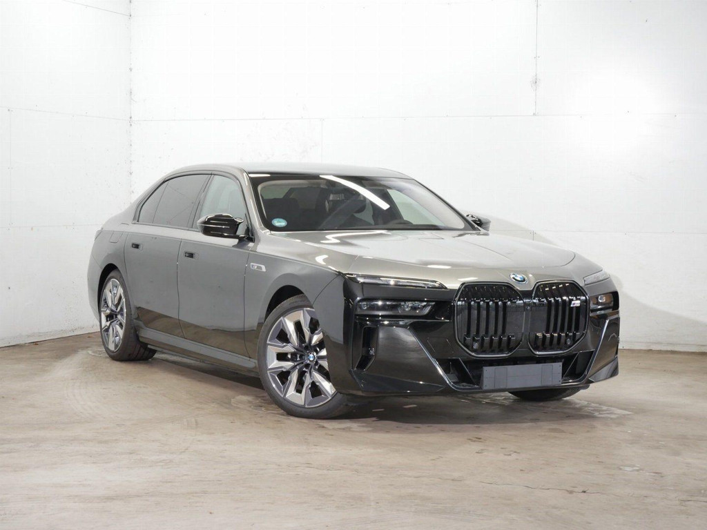 BMW i7