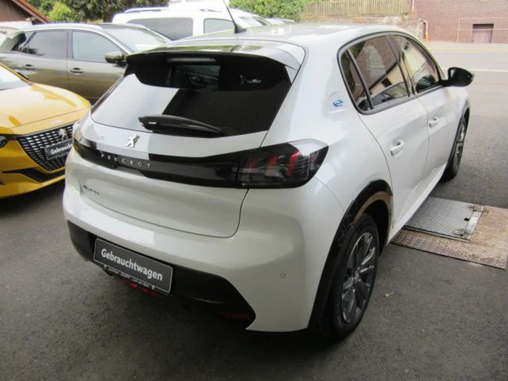 Peugeot e-208