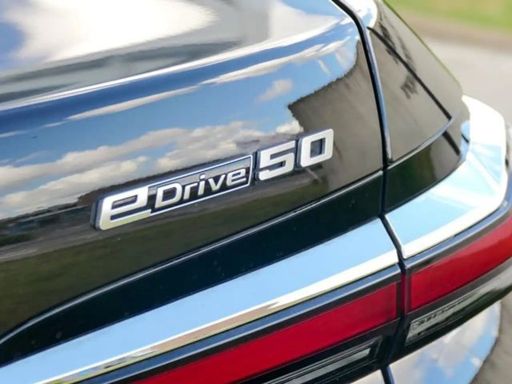 BMW i7