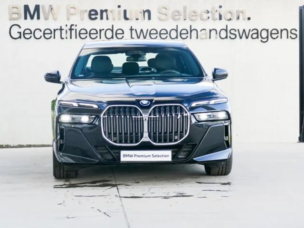 BMW i7