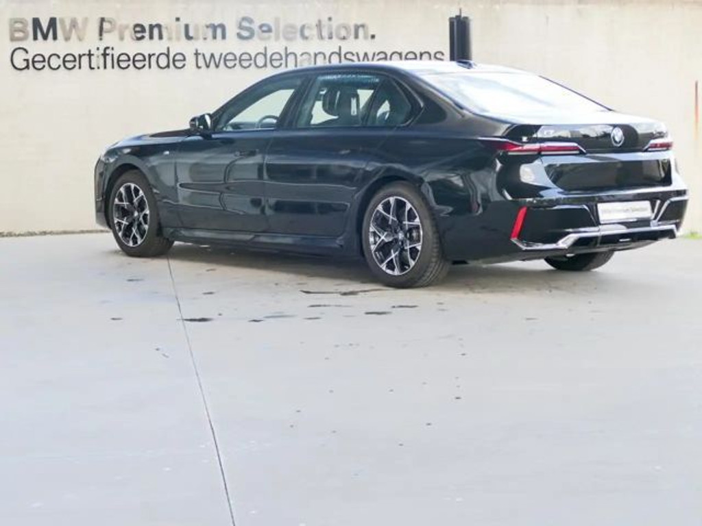 BMW i7