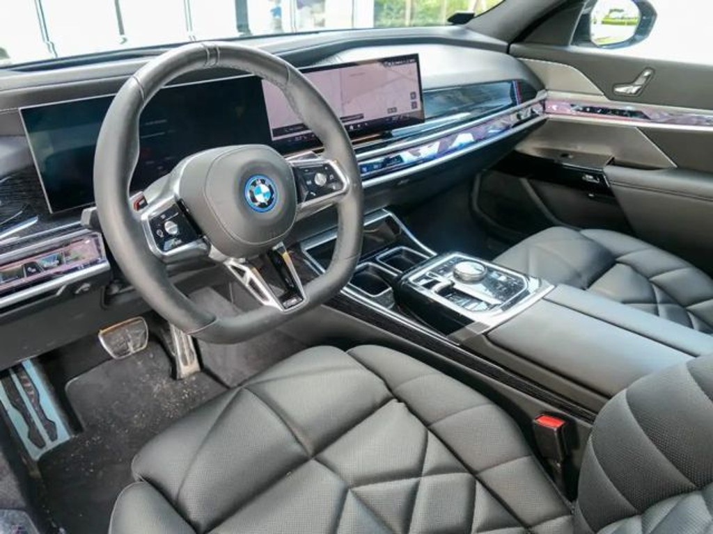 BMW i7