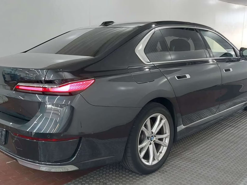 BMW i7