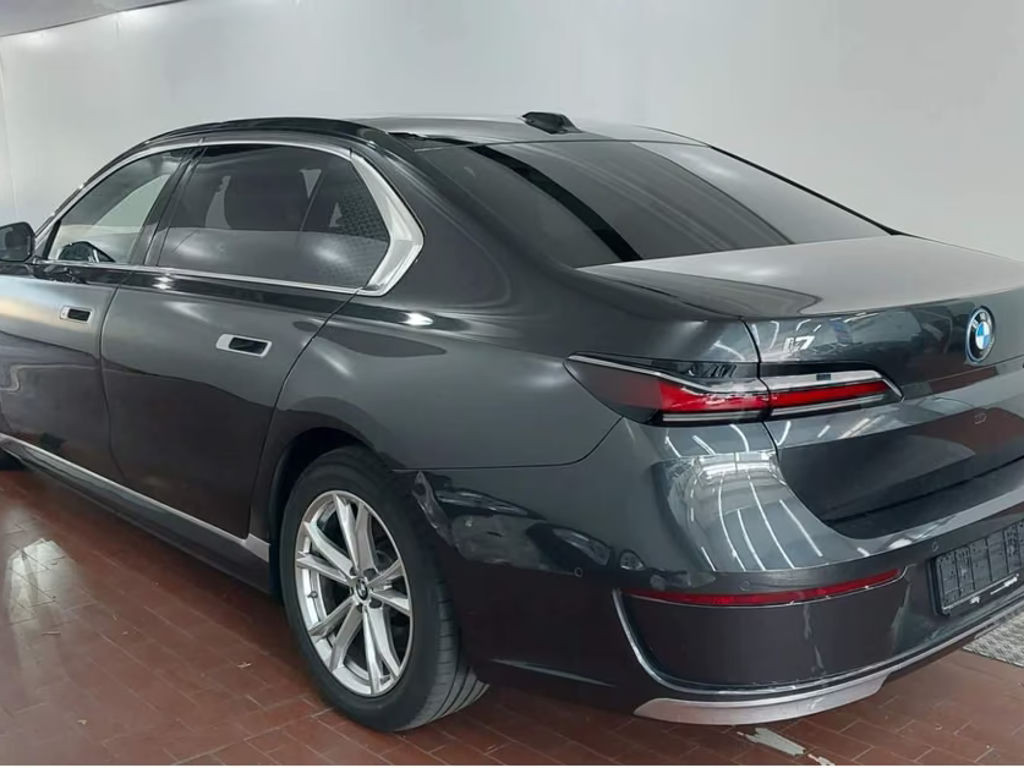 BMW i7