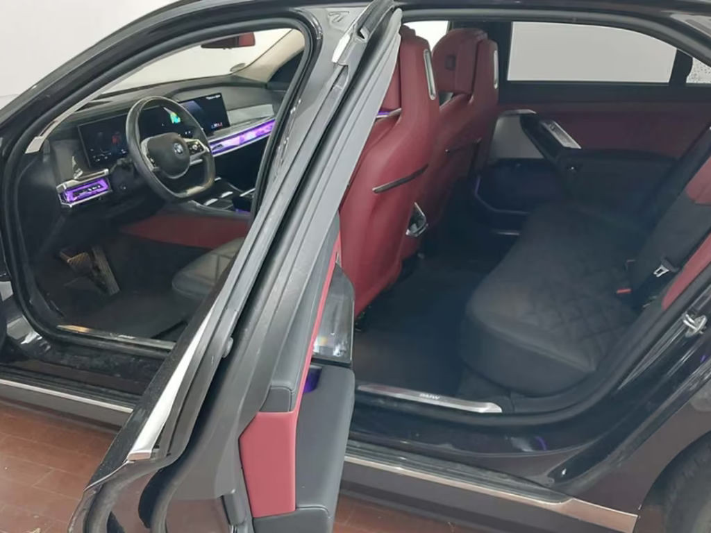BMW i7