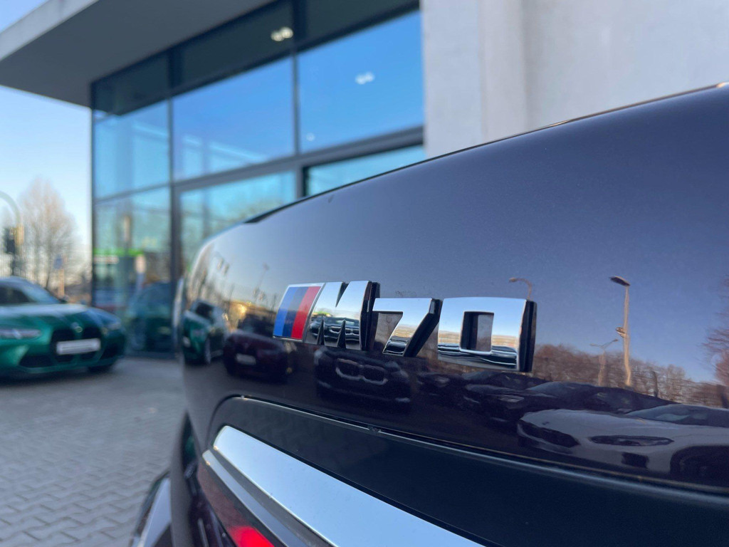 BMW i7