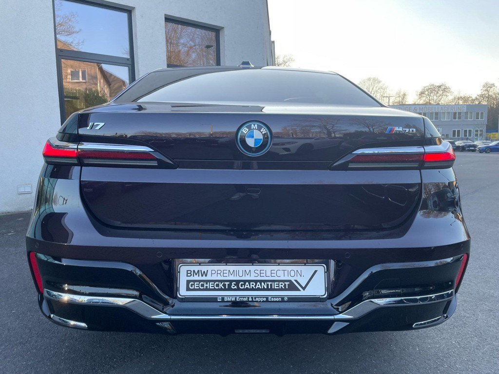 BMW i7