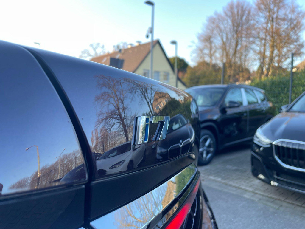 BMW i7