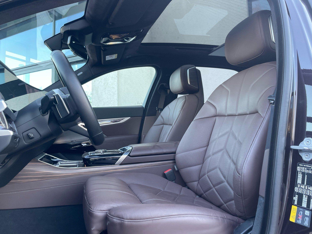 BMW i7