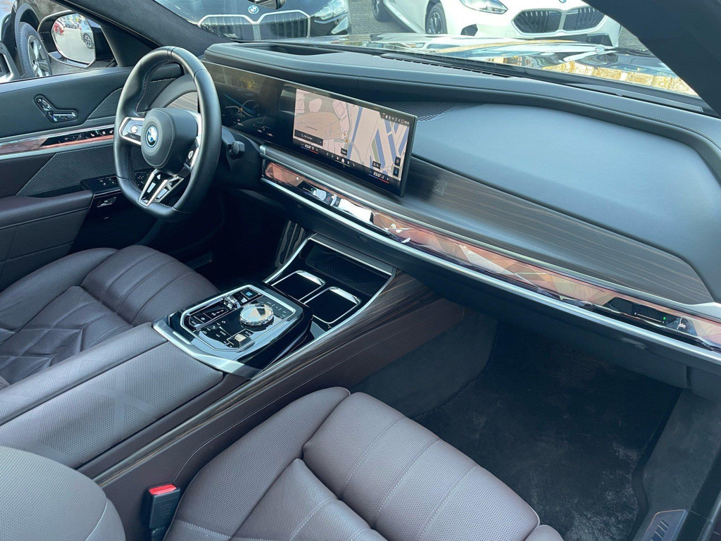 BMW i7