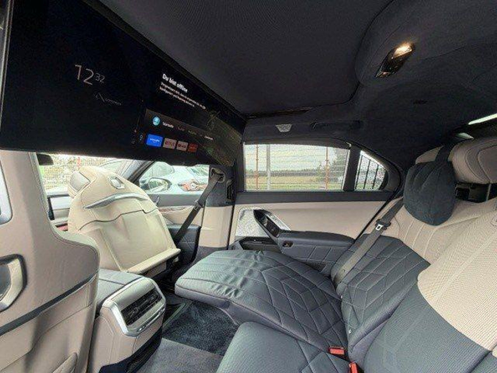 BMW i7