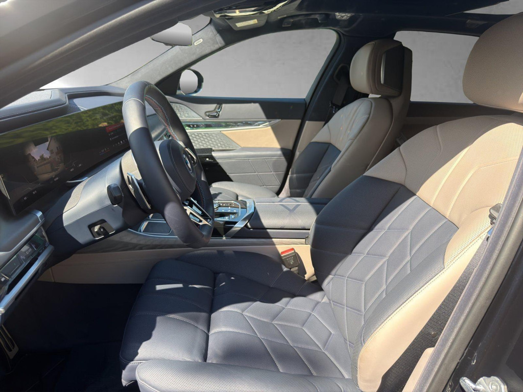 BMW i7