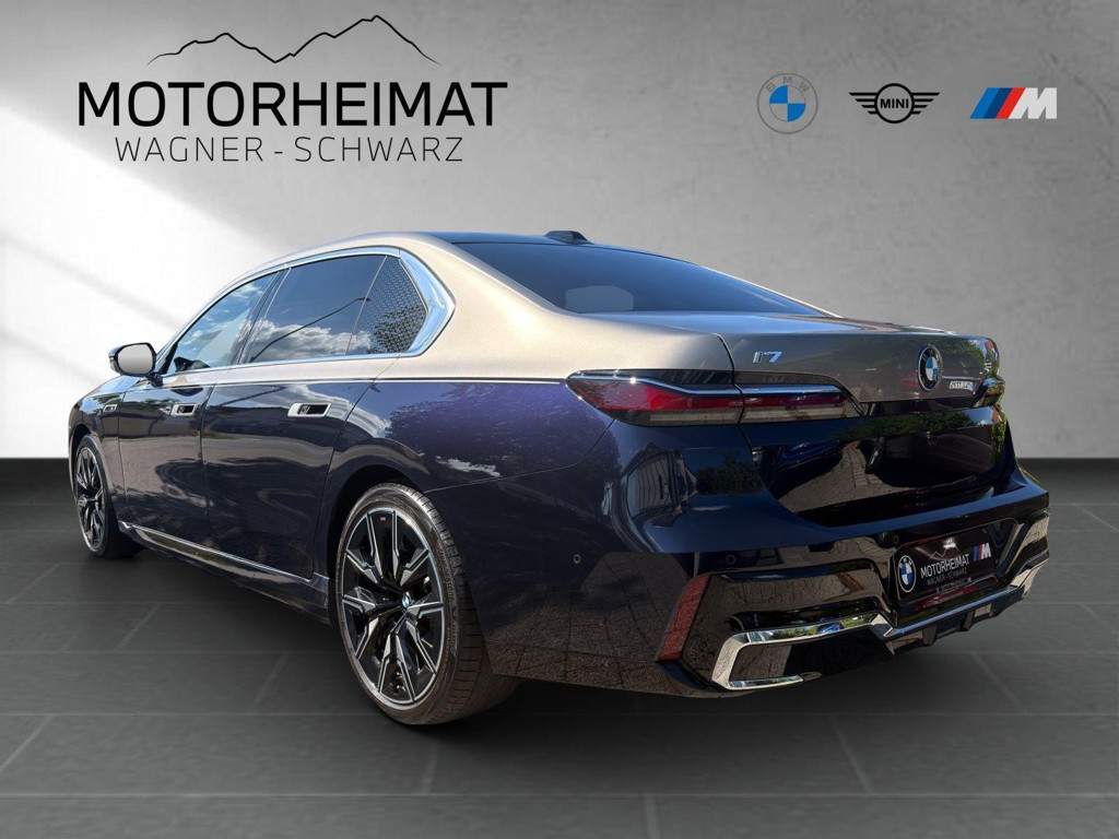 BMW i7