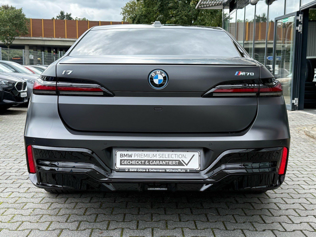 BMW i7