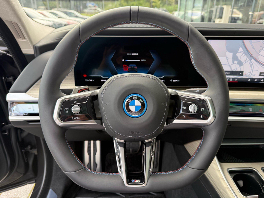 BMW i7