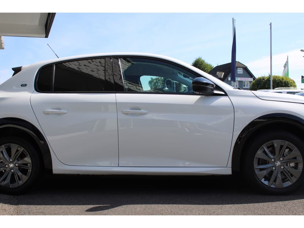 Peugeot e-208