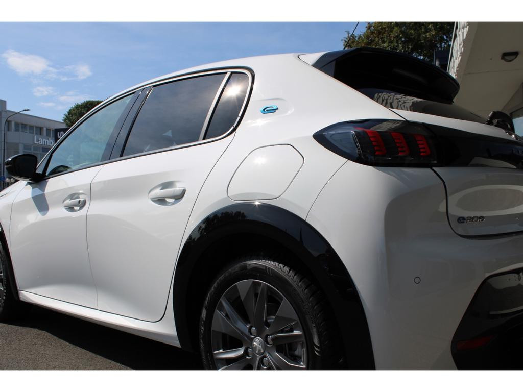 Peugeot e-208
