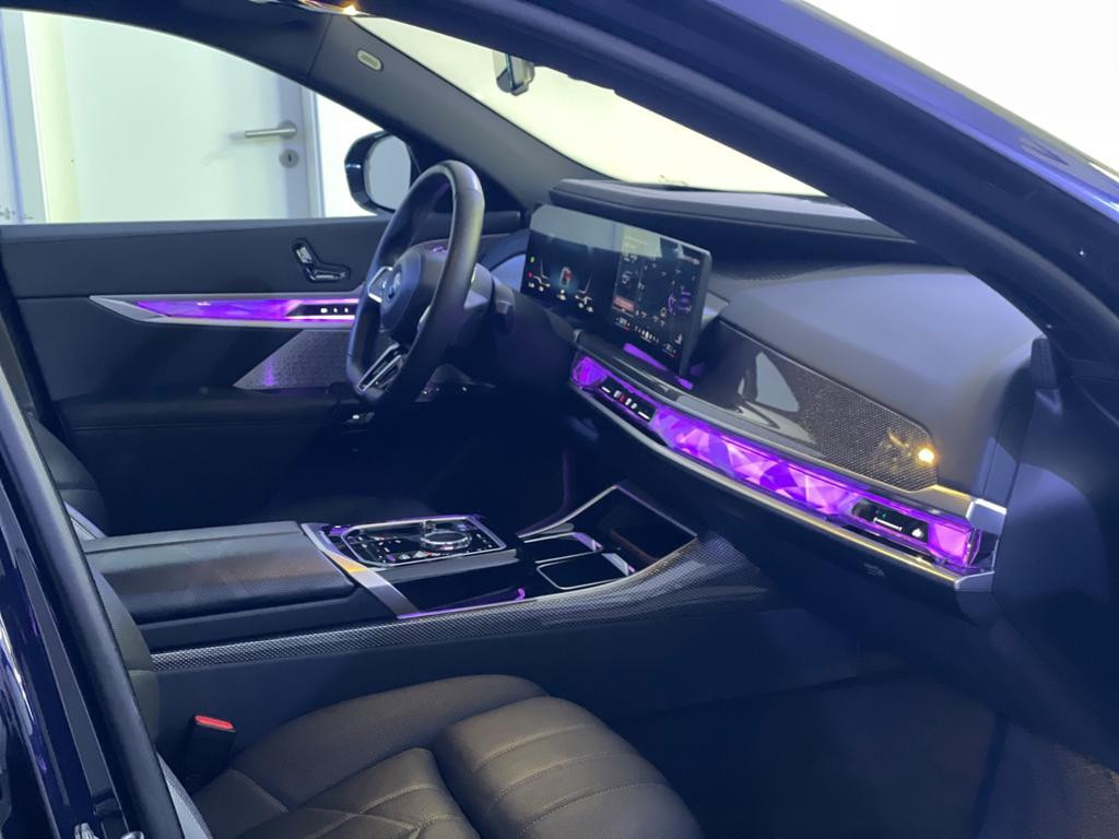 BMW i7