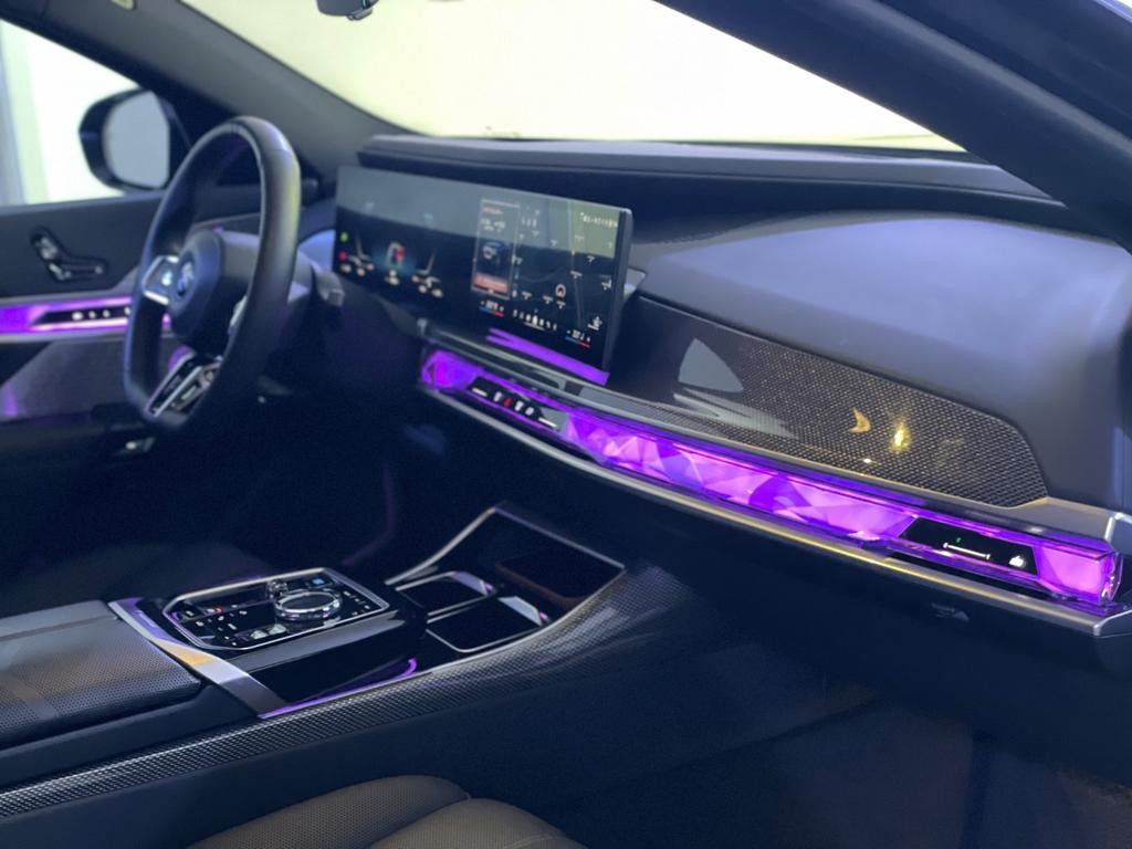 BMW i7