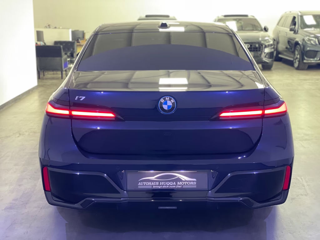 BMW i7