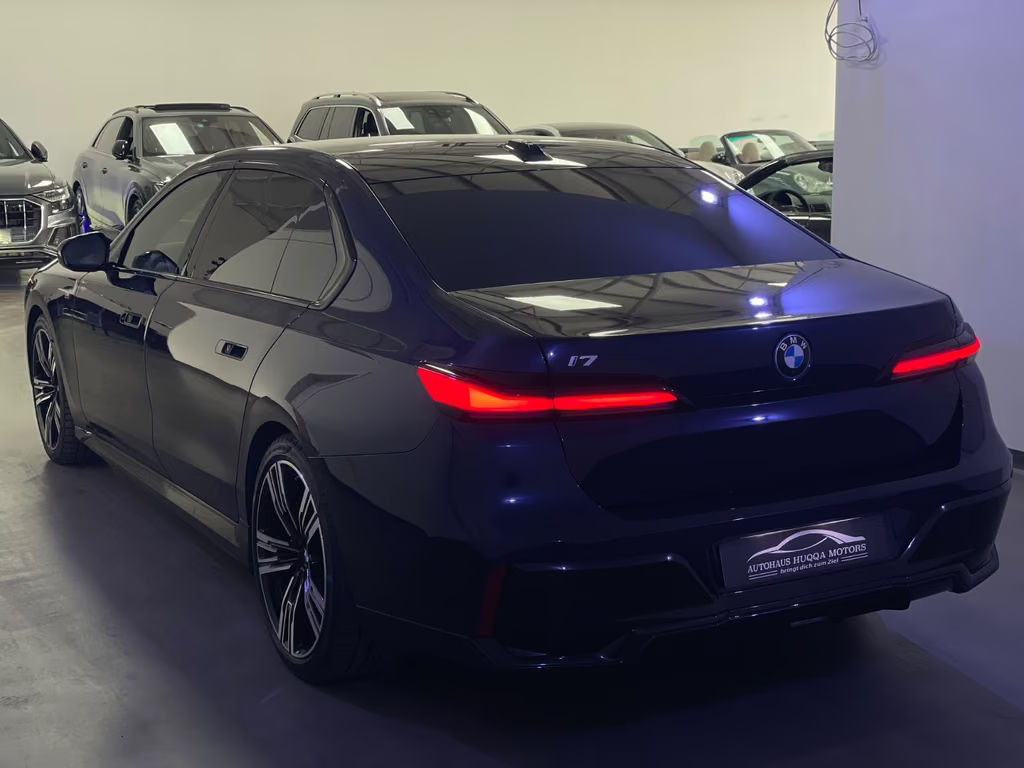 BMW i7