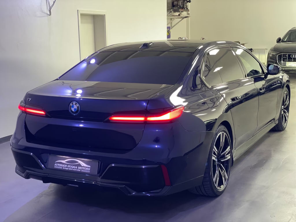 BMW i7