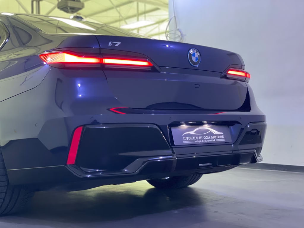 BMW i7