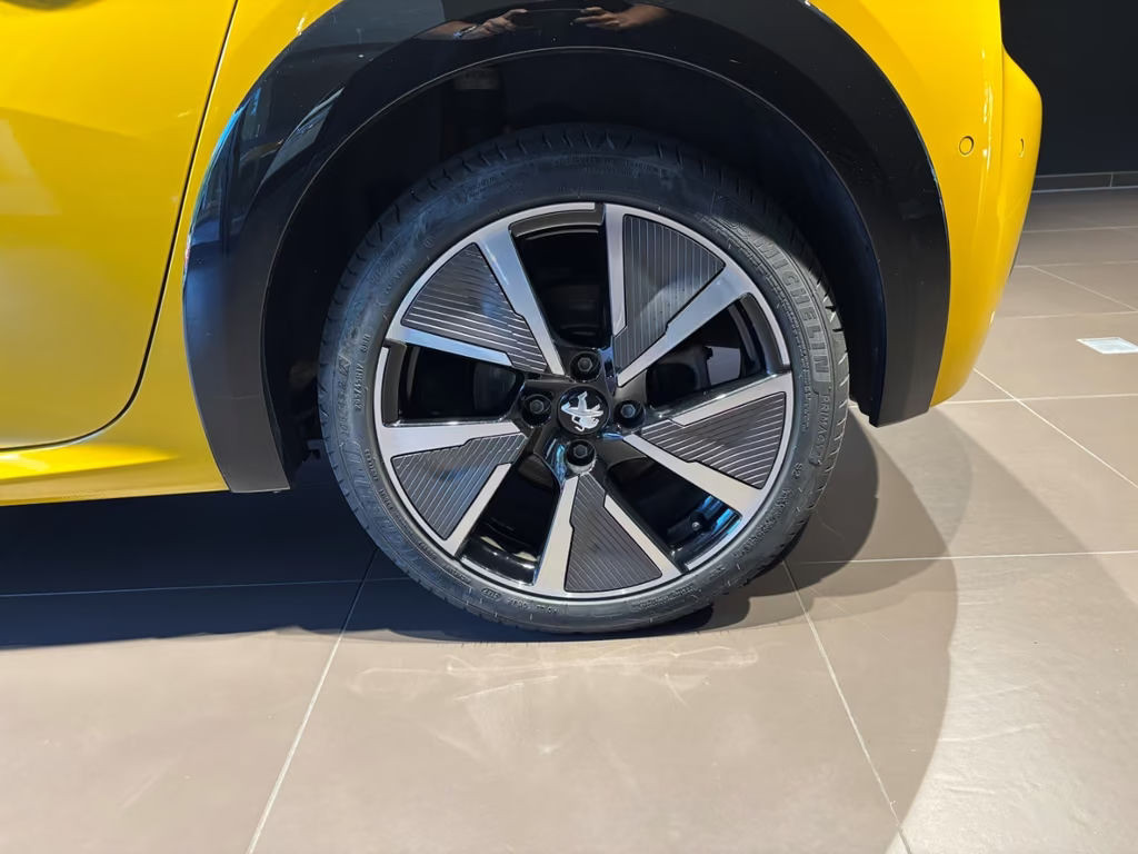 Peugeot e-208