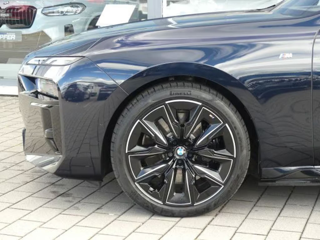 BMW i7