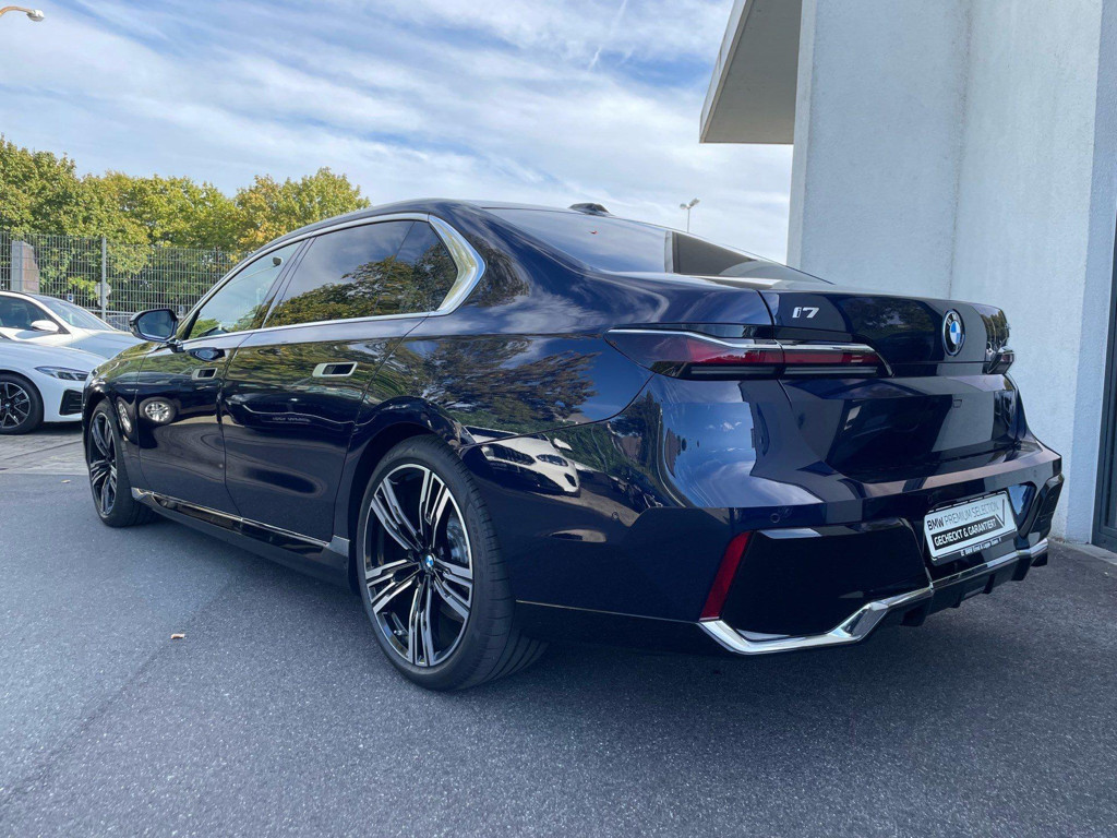 BMW i7
