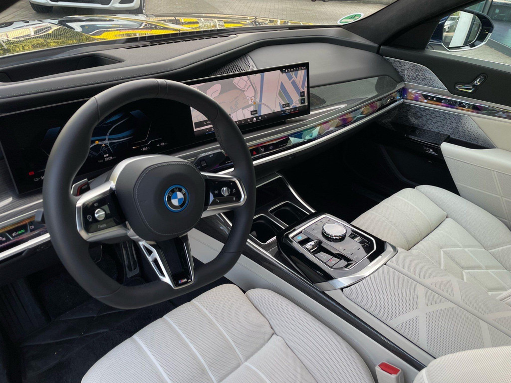 BMW i7