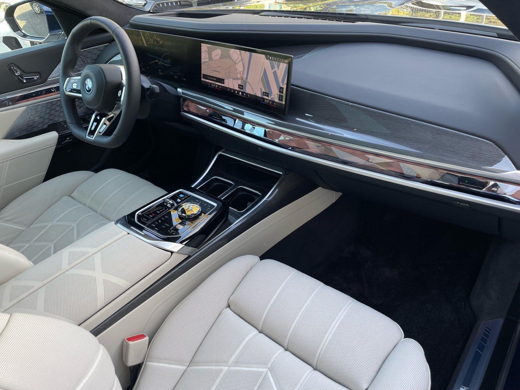 BMW i7