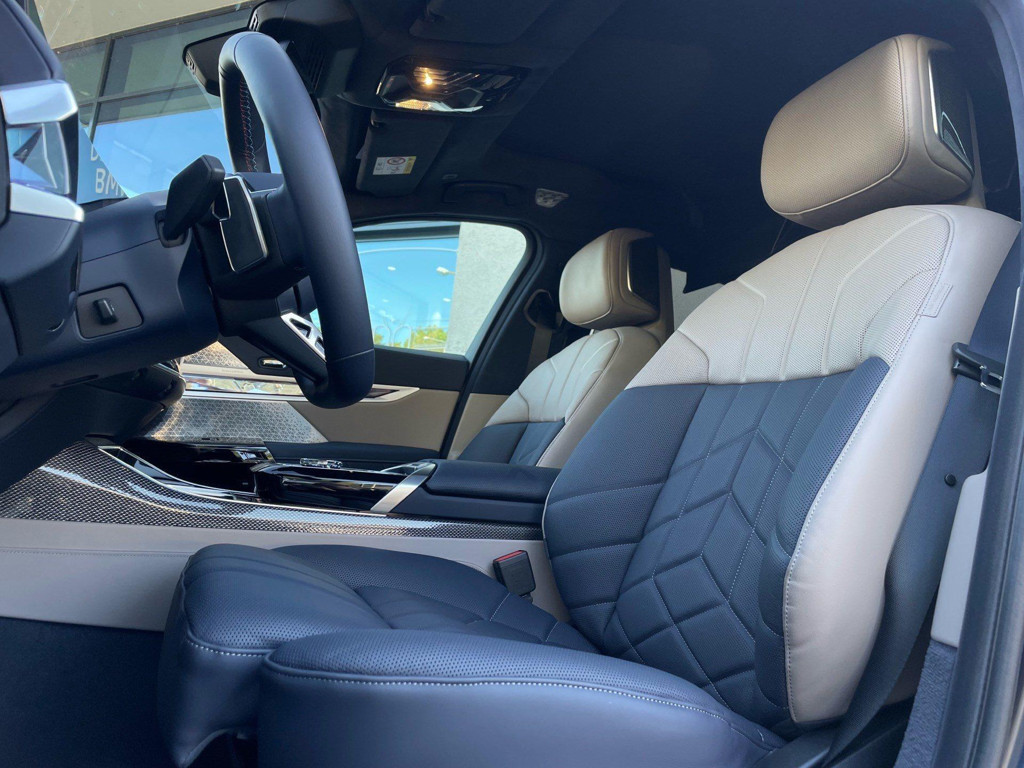 BMW i7
