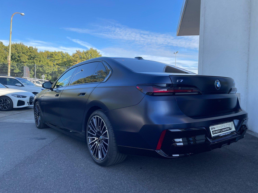 BMW i7