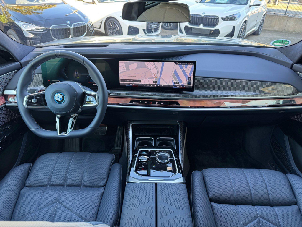 BMW i7