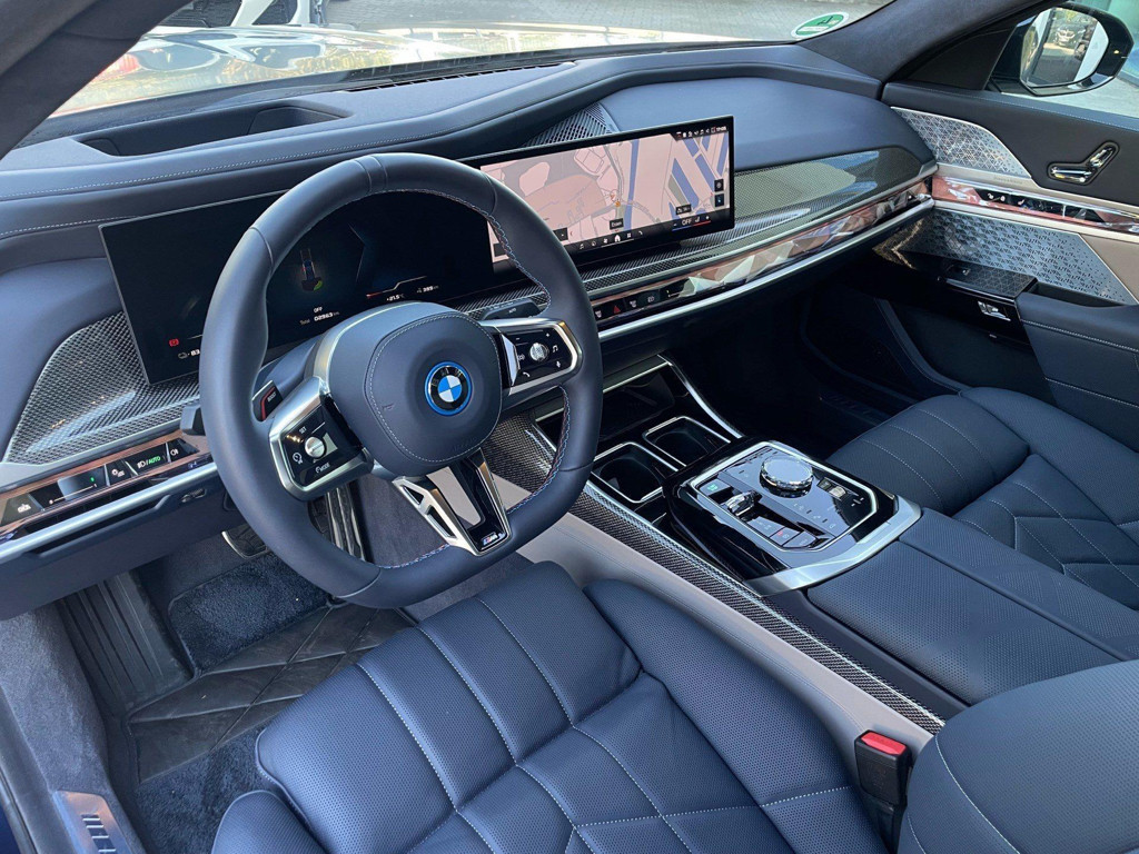 BMW i7